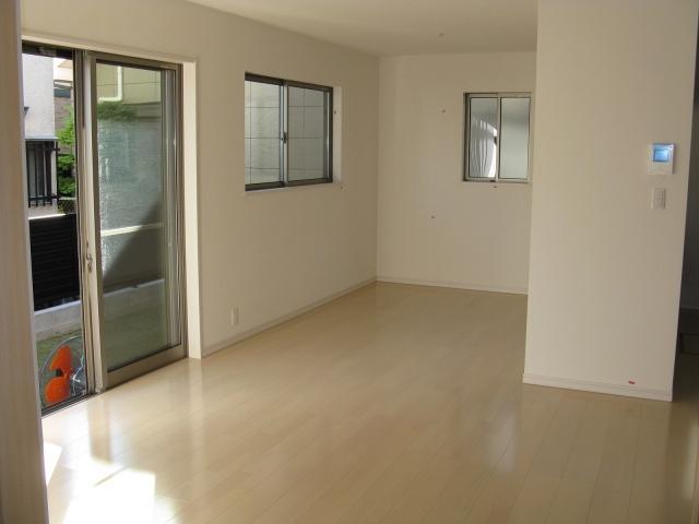 Living. Spacious 15 Pledge living