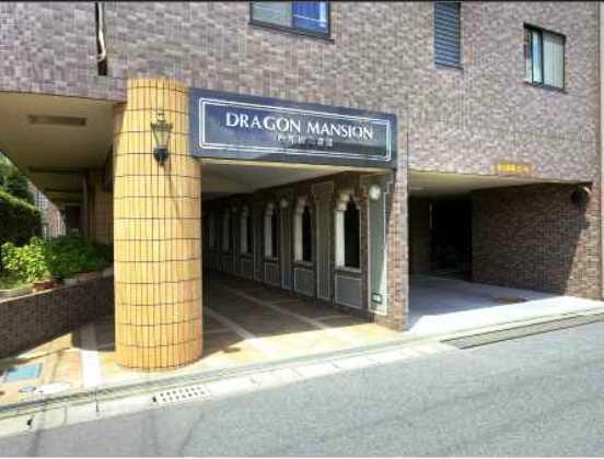 Entrance. Common areas