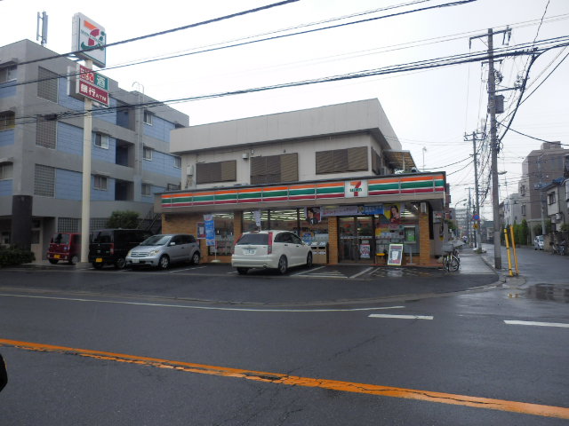 Convenience store. 80m until the Seven-Eleven (convenience store)