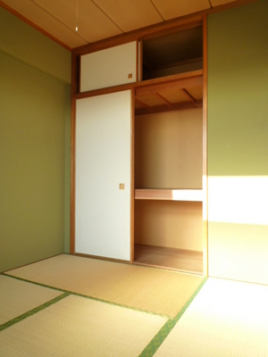 Receipt. Futon There are also upper closet with closet with Maeru storage capacity.