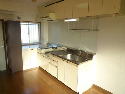 Kitchen. Many housed around the kitchen, Convenient to put away the cookware and tableware.