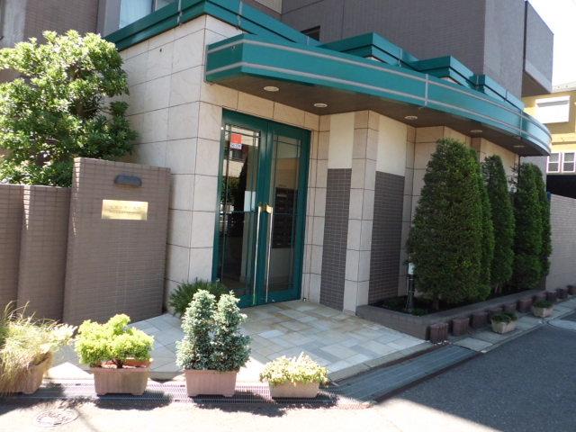 Entrance. Common areas