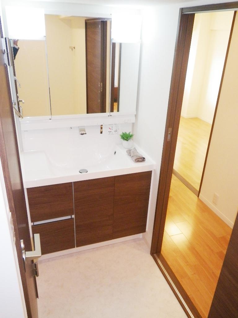 Wash basin, toilet. It is greater washstand