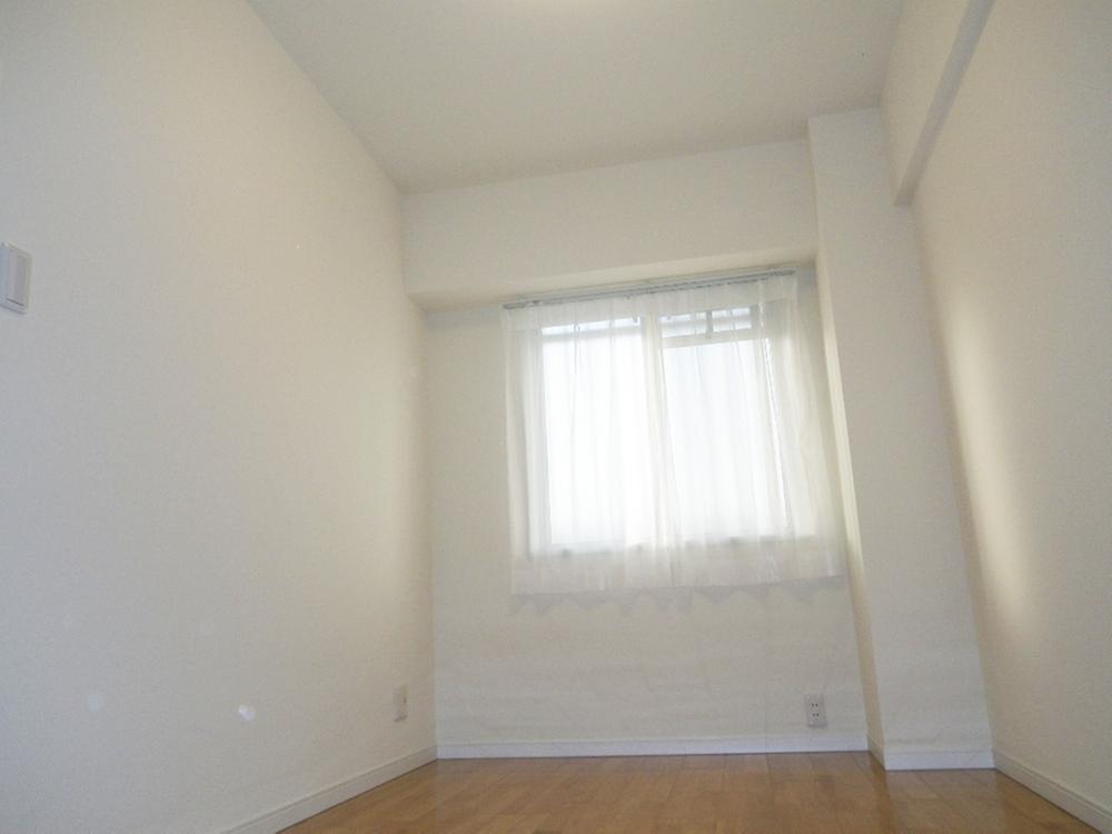 Non-living room. Northeast side Western-style is also bright