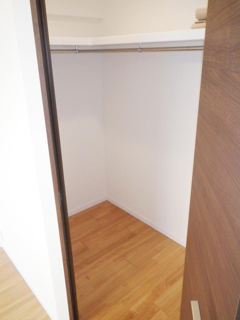 Receipt. Walk-in closet is