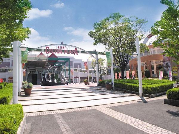 Shopping centre. Colton Plaza up to 200m
