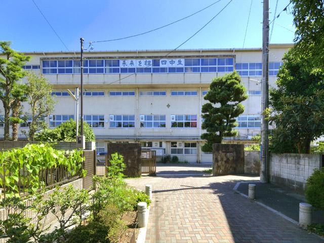 Junior high school. 705m until the fourth junior high school