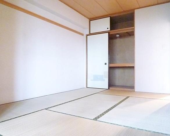 Other room space. Japanese-style room also bright