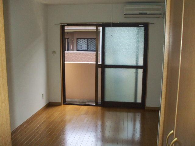 Living and room. Air conditioning, Lighted