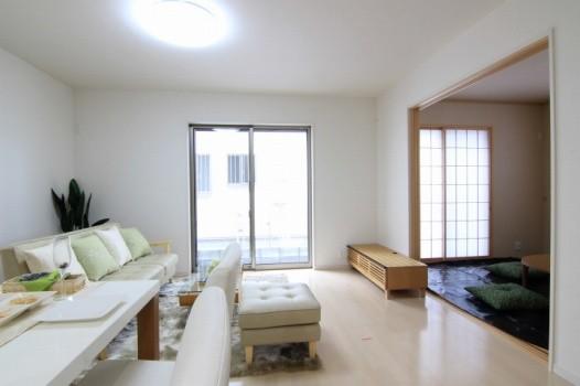 Living. 10 Building is the LDK and the continuation of the Japanese-style room.