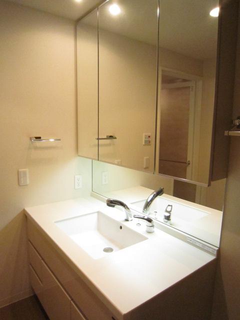 Wash basin, toilet. Local (September 2013) Shooting