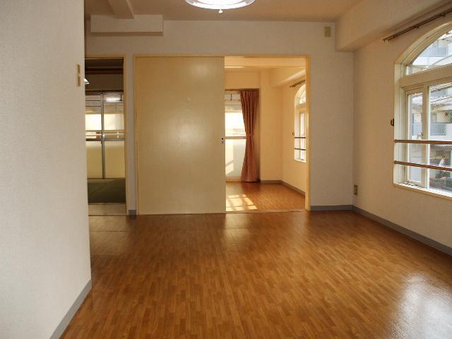 Living and room. Spacious LDK. A lot of window