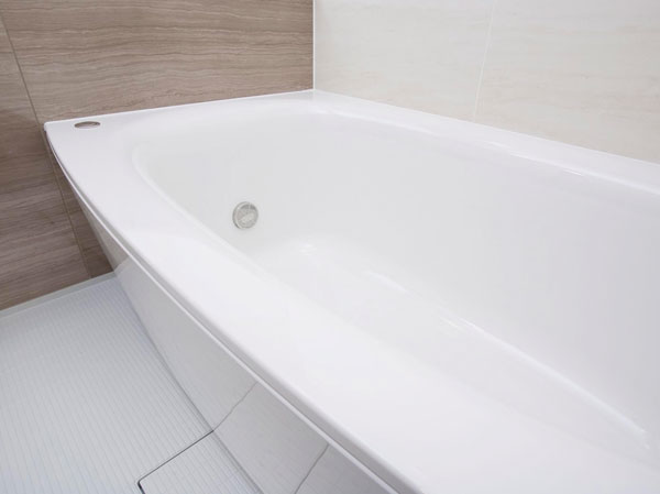 Bathing-wash room.  [Bow soaking bathtubs] Friendly form to fit the body. Since the oblique apron that gently angled, You can use widely the washing place. Stride height is adopted and out easily tub was suppressed to about 420mm.