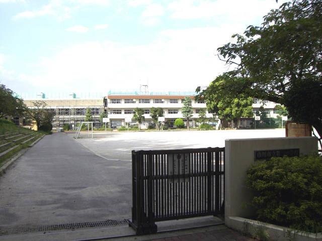 Junior high school. 1570m to the second junior high school