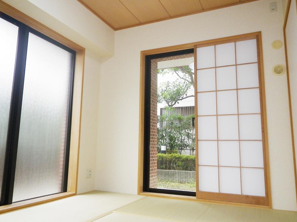 Non-living room. Corner room unique, Two-sided lighting is a Japanese-style room