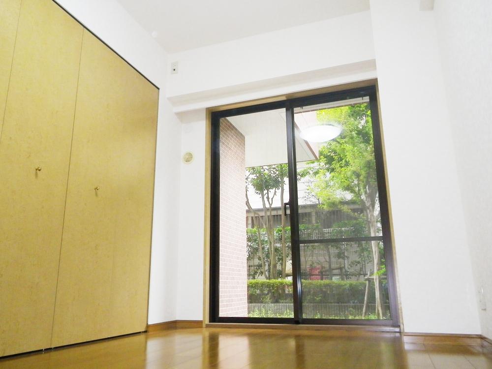 Non-living room. It is southwest of Western-style