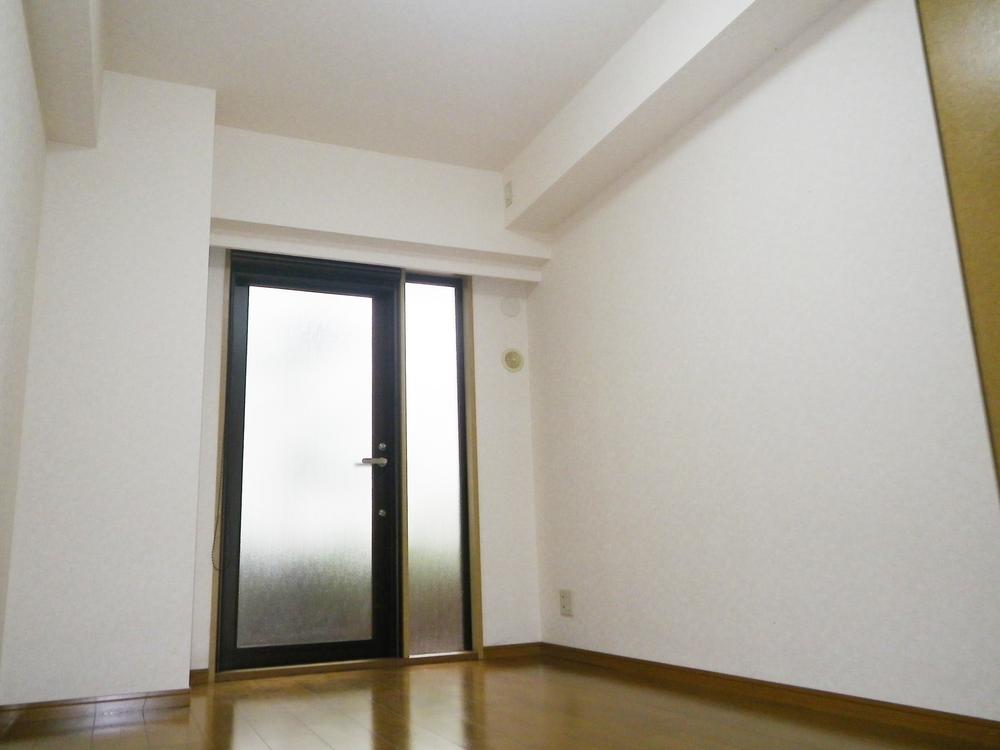 Non-living room. It is east of the Western-style