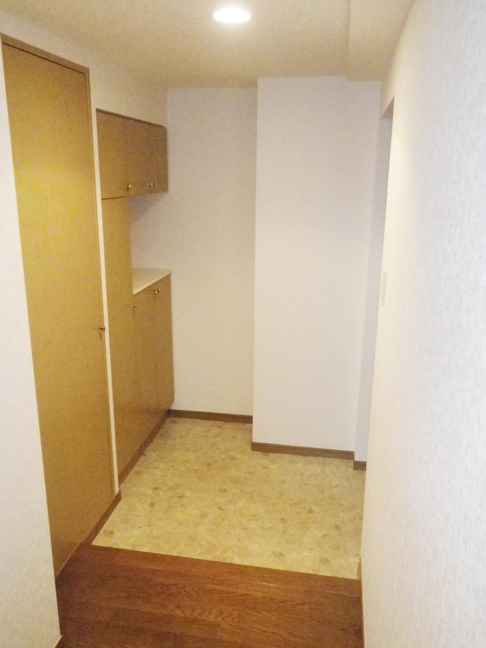 Entrance. It is the entrance with a storage capacity