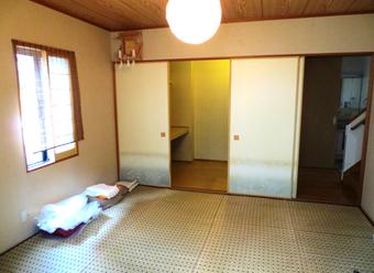 Non-living room. The first floor of a Japanese-style room 8 tatami. 2.8 Pledge walk-in closet with the