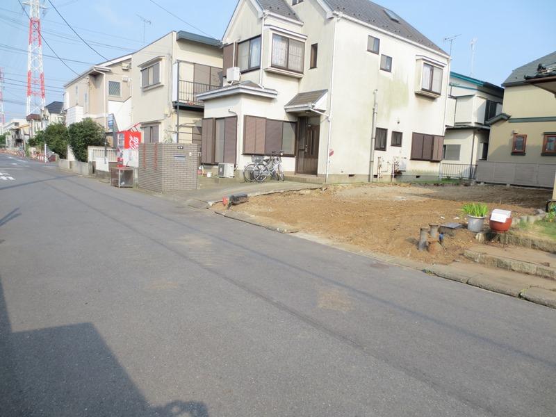 Local photos, including front road. Area to promote good living environment, "the first kind low-rise exclusive residential area." Width about 5.9M is the entire surface of the road with a space on public roads Local (August 2013) Shooting