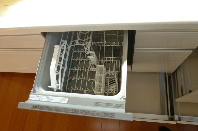 Kitchen. Convenient dishwasher