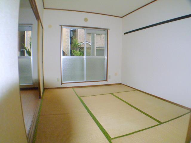 Living and room. Firmly housed in a Japanese-style room