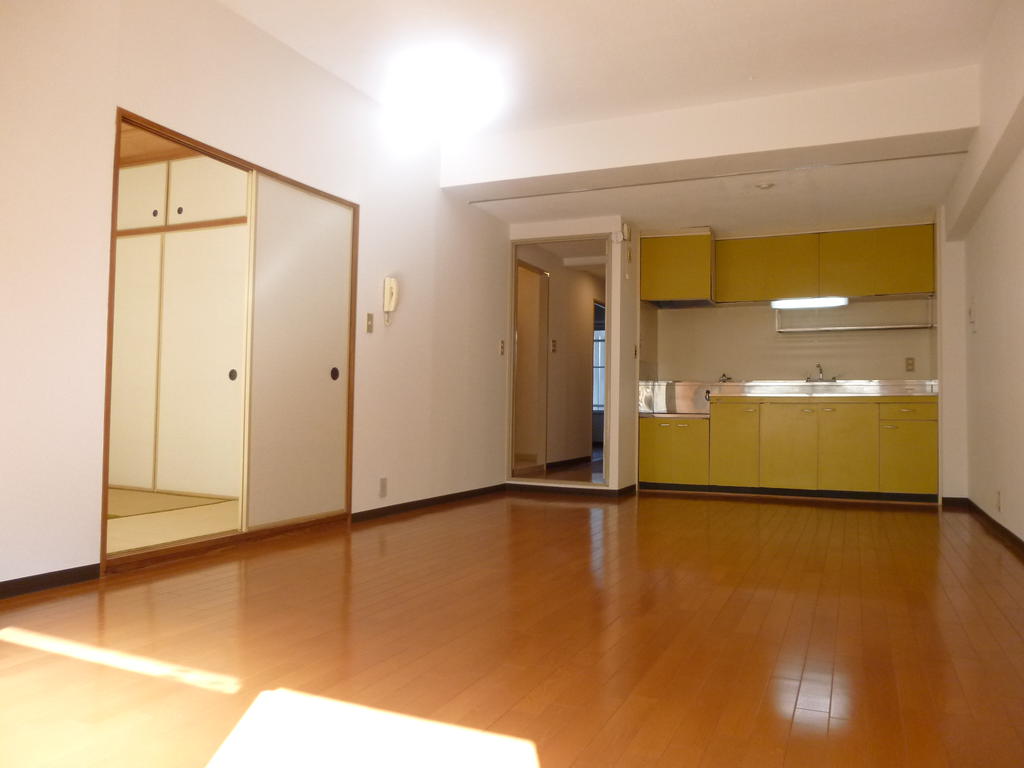 Living and room. About 14.4 Pledge of LDK flooring Chokawa already