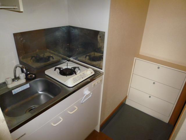 Kitchen. With bite gas stove