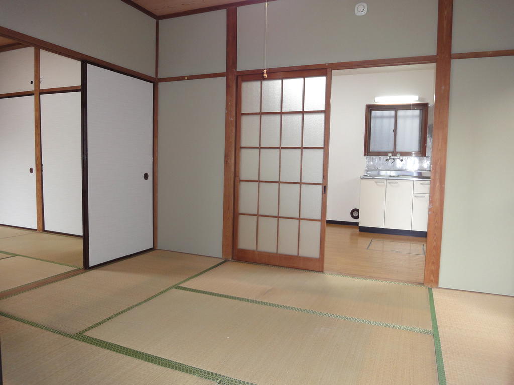 Living and room. Is a Japanese-style room another angle