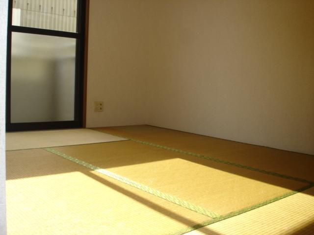 Living and room. It will calm and there is a tatami room