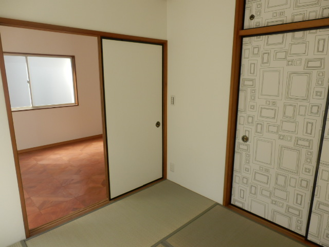 Living and room. Ichikawa Station south exit Rotary