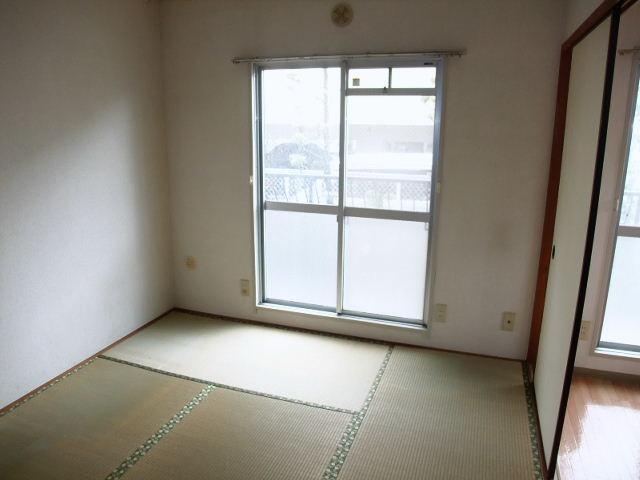 Living and room. Maybe there is also slow in the Japanese-style room