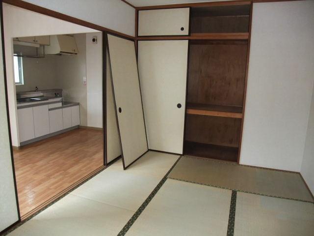 Other room space. There between the housed in a Japanese-style room 1.