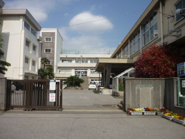 Junior high school. 150m to City eighth middle school (junior high school)