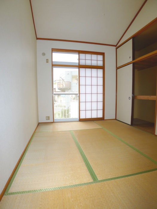 Living and room. Japanese-style room is also spacious