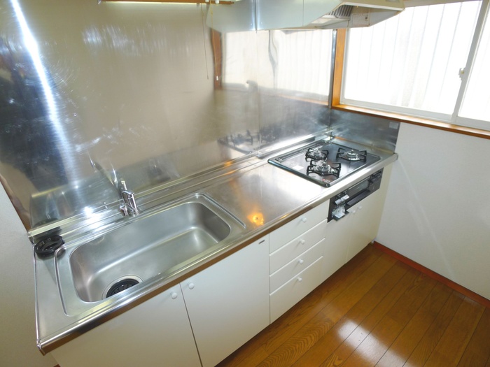 Kitchen. In system, Cutting board space is also enough!