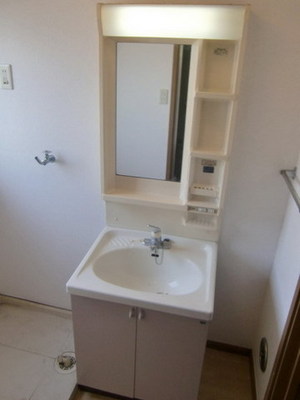 Washroom. There is also a separate wash basin