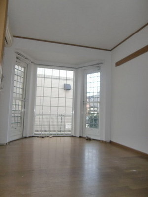 Living and room. I bay window is the fashionable Western-style.