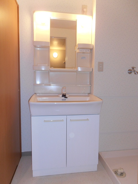 Washroom. Same specifications room