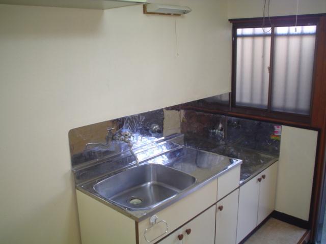 Kitchen. Come recommended for self-catering school