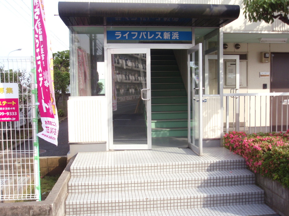 Entrance. Entrance entrance is using a glass door.