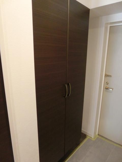 Entrance. Local (11 May 2013) Shooting