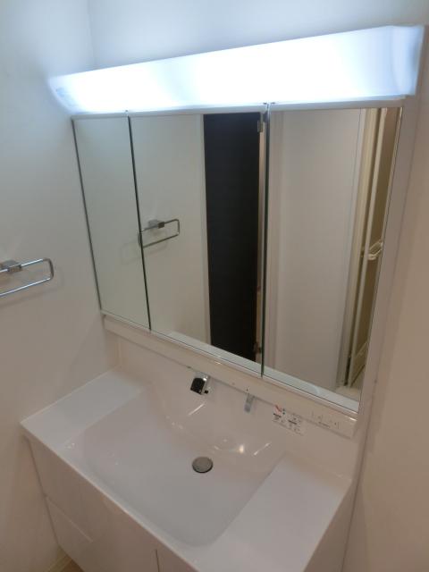 Wash basin, toilet. Indoor (11 May 2013) Shooting