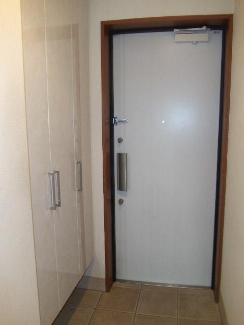 Entrance. Entrance with tall storage