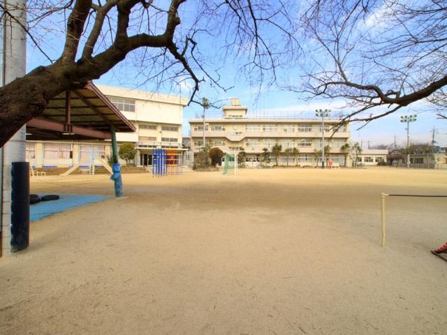 Primary school. 861m until Ichikawa City Wakamiya Elementary School