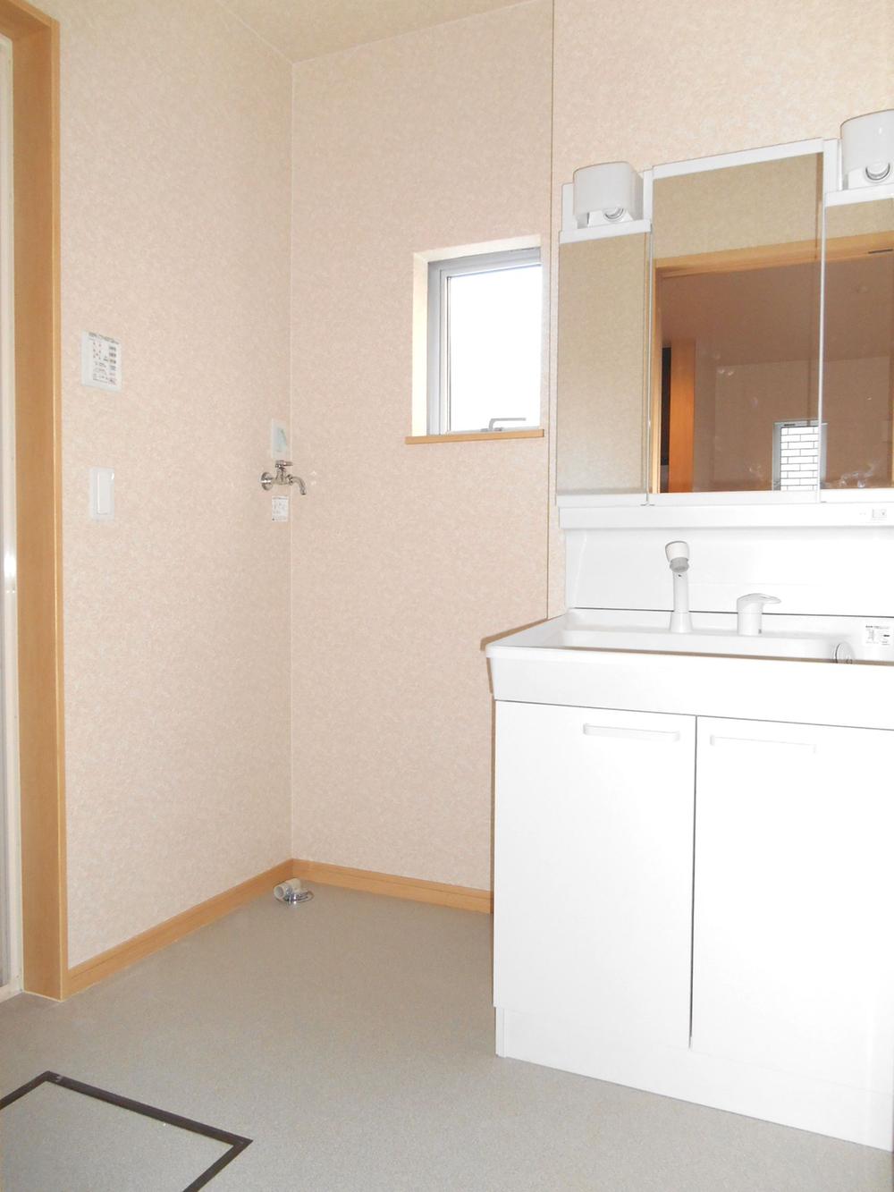 Wash basin, toilet. It is the washstand