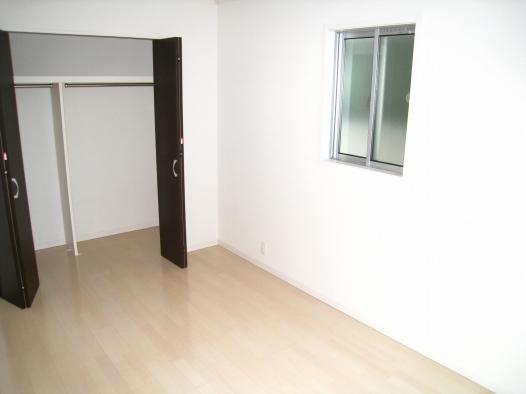 Non-living room. Western-style white was the keynote. It produces a liberating space there is no feeling of pressure.