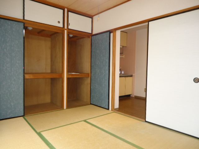 Living and room. Japanese-style room. There closet