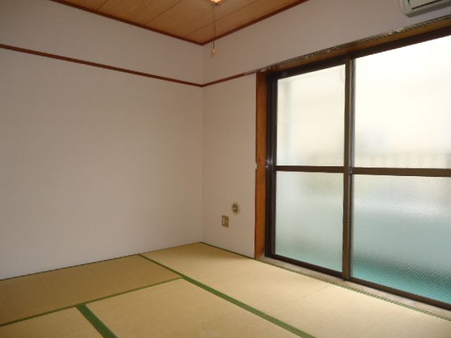 Living and room. Is a Japanese-style room.