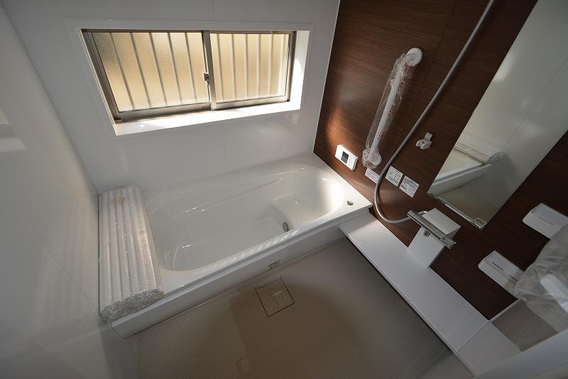 Bathroom. Building 2 unit bus